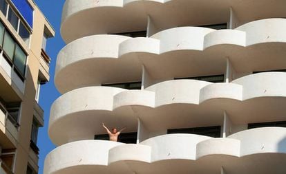 A tourist on a balcony in Palma de Mallorca.