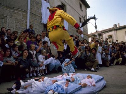 Baby-jumping in Castrillo de Murcia (Burgos). 