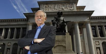 Eduardo Mendoza in front of the Prado museum, one of the scenarios of his winning novel.