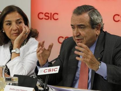 CSIC president Emilio Lora-Tamayo, with the secretary of State of Investigation, Carmen Vela.
