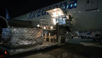 A shipment of 1.2 million face masks arrived at Madrid's Adolfo Suárez-Barajas airport last night.