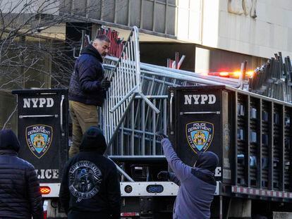 New York Police Officers move barricades near the courthouse ahead of former president Donald Trump's anticipated indictment on March 20, 2023, in New York.