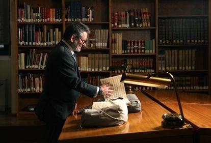 Álvaro Torrente looks at scores at the National Library of Spain.