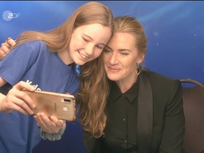 Kate Winslet takes a selfie with child journalist Martha.