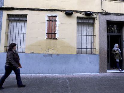 A ground-floor flat in Madrid&#039;s Arganzuela district is boarded up to deter squatters.