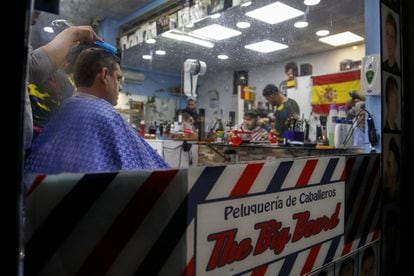 A barbershop in Entrevías. Many residents say they have not noticed any economic recovery, not even after a leftist mayor, Manuela Carmena, took office in 2015 with widespread support from voters in Entrevías and San Diego.