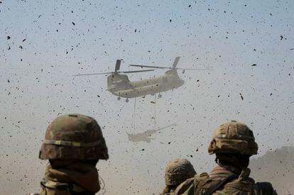 A U.S Army CH-47 Chinook helicopter transports a M777 howitzer during a joint military drill between South Korea and the United States at Rodriguez Live Fire Complex in Pocheon, South Korea, Sunday, March 19, 2023.