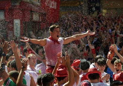 The wine flows at the start of Sanfermines 2016.