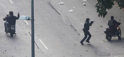 Armed civilians confront protestors.