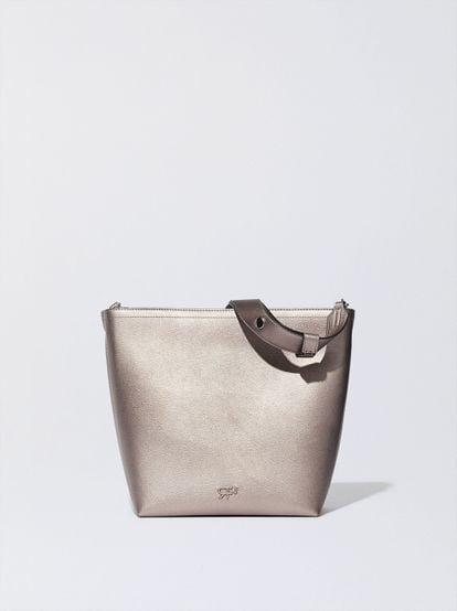 Give your day-to-day a sophisticated touch with this metallic bag from Parfois. A classic, timeless design with a color that will give a punch to your everyday looks. €23.99/$39.99.

