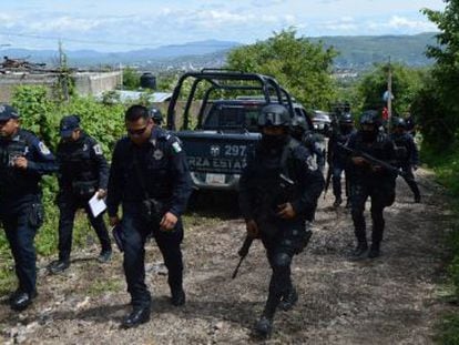 Police officers searching for the students who went missing in Iguala.