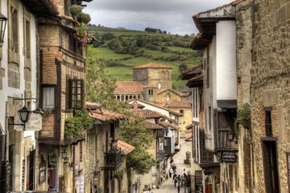 In third place is Santillana del Mar. Eighteenth-century houses and palaces, the Santa Juliana church, and a stunning cultural heritage set apart this town, which is half an hour from Santander. More information: santillanadelmarturismo.com