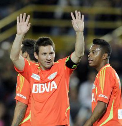Messi, with Robinho, during a charity match.