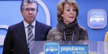 Francisco Granados standing behind former Madrid premier Esperanza Aguirre.