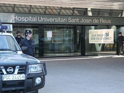 Civil Guard officers searching Sant Joan de Reus Hospital as part of the faulty orthopedics investigation.