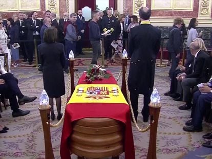 Video of the moment the protester throws paper at Rubalcaba’s coffin (Spanish audio).