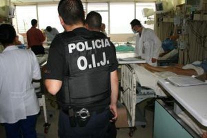 A police officer during a raid on a Costa Rica public hospital.