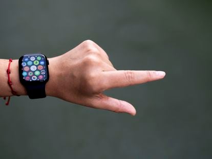 A person uses the new feature of the Apple Watch Series 9, which allows pinch-to-navigate.