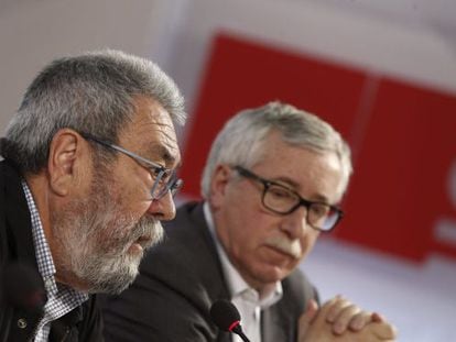 UGT leader Cándido Méndez (left) and CCOO chief Ignacio Fernández Toxo have reached a deal with employers’ associations to raise wages by 1%.
