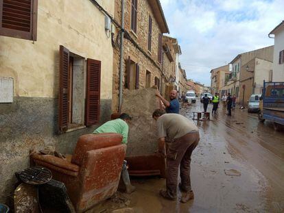 Residents try to clean up after the flooding in Sant Llorenç des Cardassar (Mallorca). 