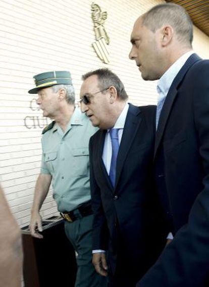 Carlos Fabra (c) is escorted into court earlier this month.