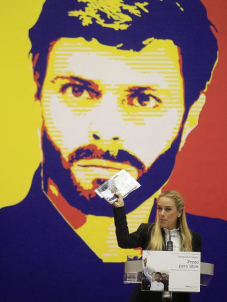 Lilian Tintori, in Madrid in front of a photo of her husband, Leopoldo López.