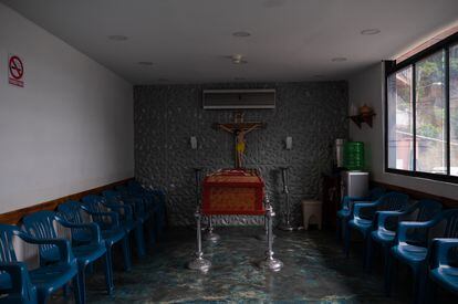 Una capilla dentro de una funeraria en el barrio Petare de Caracas