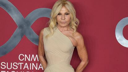 Donatella Versace poses for photographers as she arrives for the CNMI sustainable fashion 2023 awards in Milan, Italy, Sunday, Sept. 24, 2023.