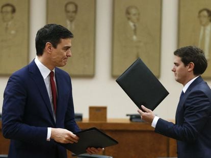 Pedro Sánchez and Albert Rivera with the signed pact documents on Wednesday.