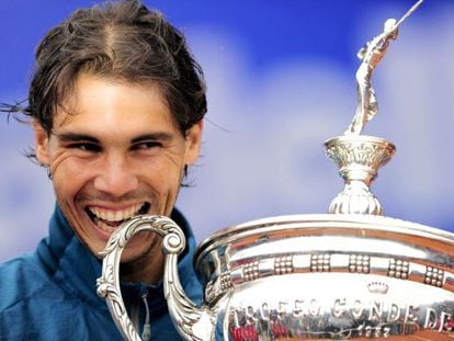 Spanish player Rafael Nadal poses with the Barcelona Open trophy as he celebrates victory over his compatriot Nicol&aacute;s Almagro. 