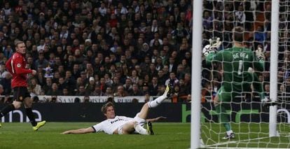 Manchester United&#039;s goalkeeper David De Gea (r) saves a shot by Real Madrid&#039;s Fabio Coentr&atilde;o.      