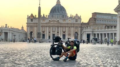 Nil Cabutí in Saint Peter's Square in the Vatican during his European journey.