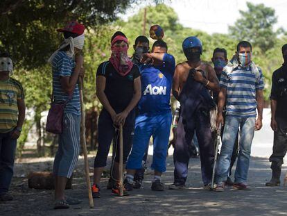 Varios vecinos de Catatumbo (en el departamento colombiano de Norte de Santander) protestan por la erradicación de cultivos de coca, en 2013.