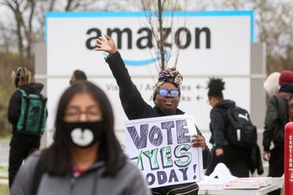 An Amazon union representative encourages her colleagues to vote at a warehouse in Staten Island, New York, on April 25.
