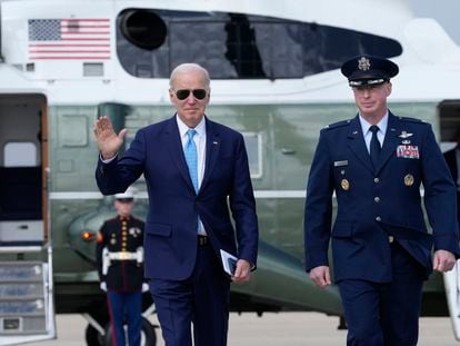 President Joe Biden, with Air Force Col. Matthew Jones, Commander, 89th Airlift Wing, walks towards Air Force One at Andrews Air Force Base, Md., Tuesday, Feb. 28, 2023, as he heads to Virginia Beach, Va., to talk about healthcare.