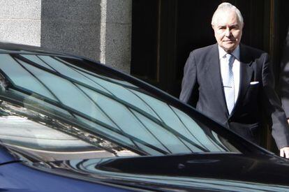 Former Chief Justice Carlos D&iacute;var leaves the Supreme Court.