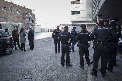 Police officers and EL PAÍS and PRISA group directors at the Madrid offices.