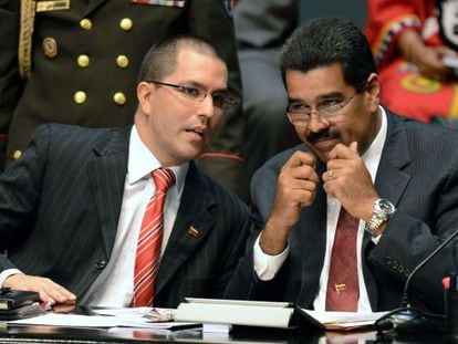 Venezuela&#039;s Vice President Jorge Arreaza (l) speaks with President Nicolas Maduro.