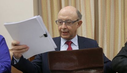 Finance Minister Cristóbal Montoro announcing the revised deficit figures.