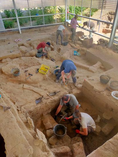 Un equipo de arqueólogos excava el sitio de la Edad del Hierro en el Cerro de San Vicente en Salamanca, España, en agosto. 