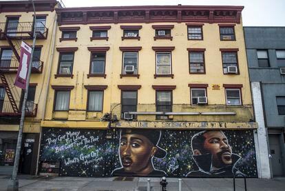 A mural in New York of Tupac Shakur and Marvin Gaye by the artist Lex Bella (2020).