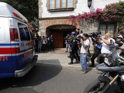 An ambulance brings García Márquez home last week.