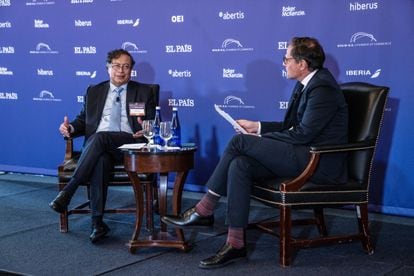Gustavo Petro, presidente de Colombia (izquierda) en conversación con Jan Martínez Ahrens, director de EL PAÍS América.