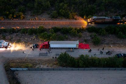 Toma aérea del camión donde fueron encontrados 53 migrantes muertos en Texas