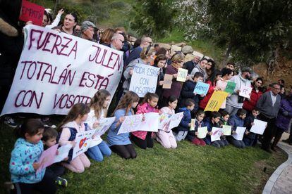 Totalán residents gather in support of Julen’s relatives.