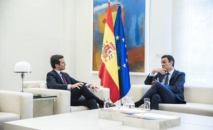 Pedro Sánchez and Pablo Casado at their Monday meeting.