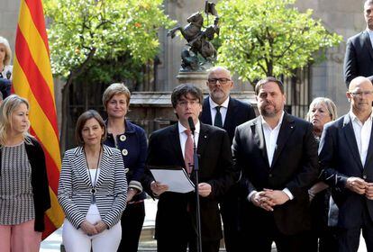 Catalan premier Puigdemont (c) announces referendum date.