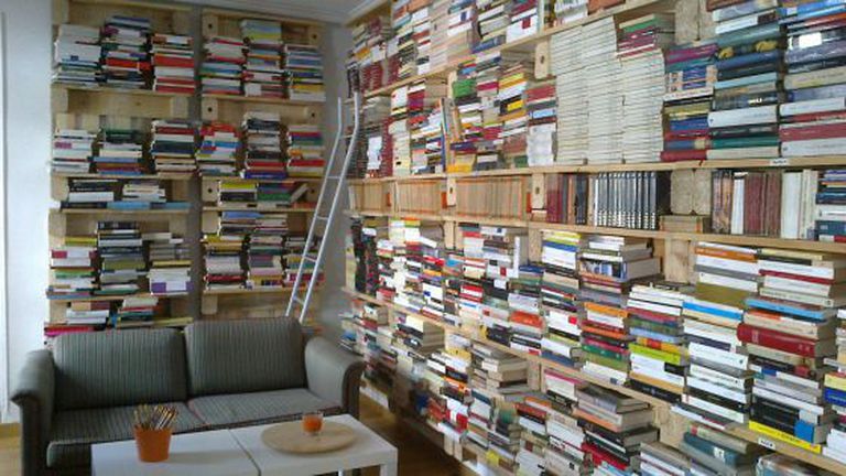 Free books on offer at Libros Libres. "You can come whether you have money or not," explains one of the promoters.