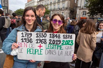 Adèle Gratadon, on the left, together with her friend Lola Pierre de Ming, carry a banner in which they have pointed out all the historical protests in France, since the French Revolution. The text says: "There is nothing more legitimate than people in the street."