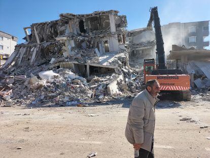 A man walks past one of the buildings destroyed by the earthquake, this Thursday in the Turkish town of Islahiye.